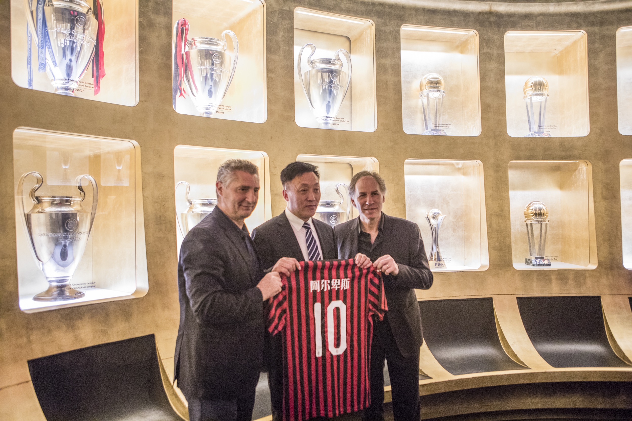 图片报：诺伊尔参加了拜仁周五训练，对阵弗赖堡可以首发上场