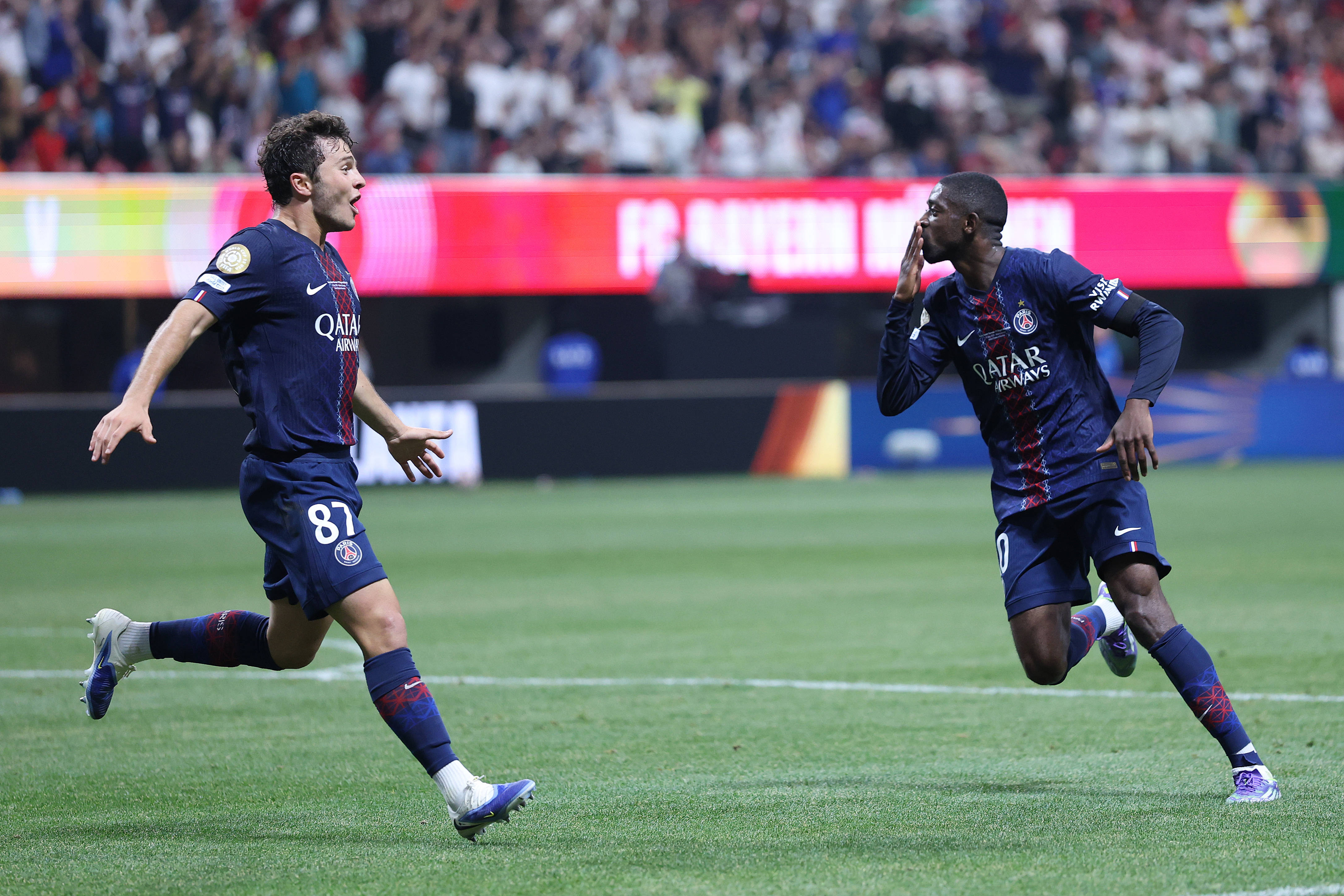 上任后首次露面，国足新帅邵佳一现场观战中国U22vs越南U22