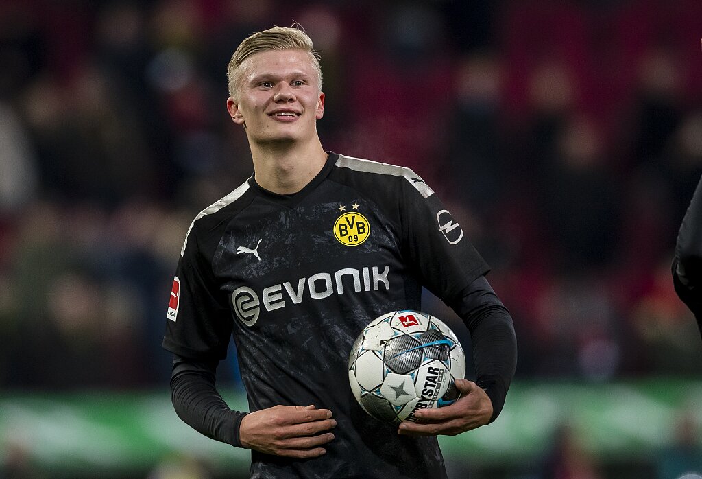 西甲战报：斯威德伯格梅开二度，九人皇马0-2塞尔塔