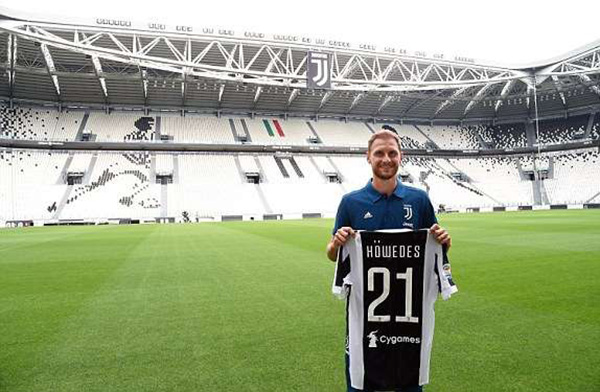 英国女歌手利帕现场观看阿根廷国家德比，并与里克尔梅合影