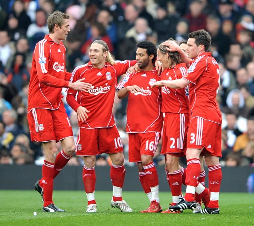 阿利亚迭雷父子分别身穿皇马与阿森纳球衣，晒出对弈图片