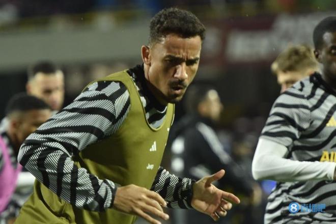 东体：男篮惨败会影响男足；邵佳一带队要改造思想和精神面貌