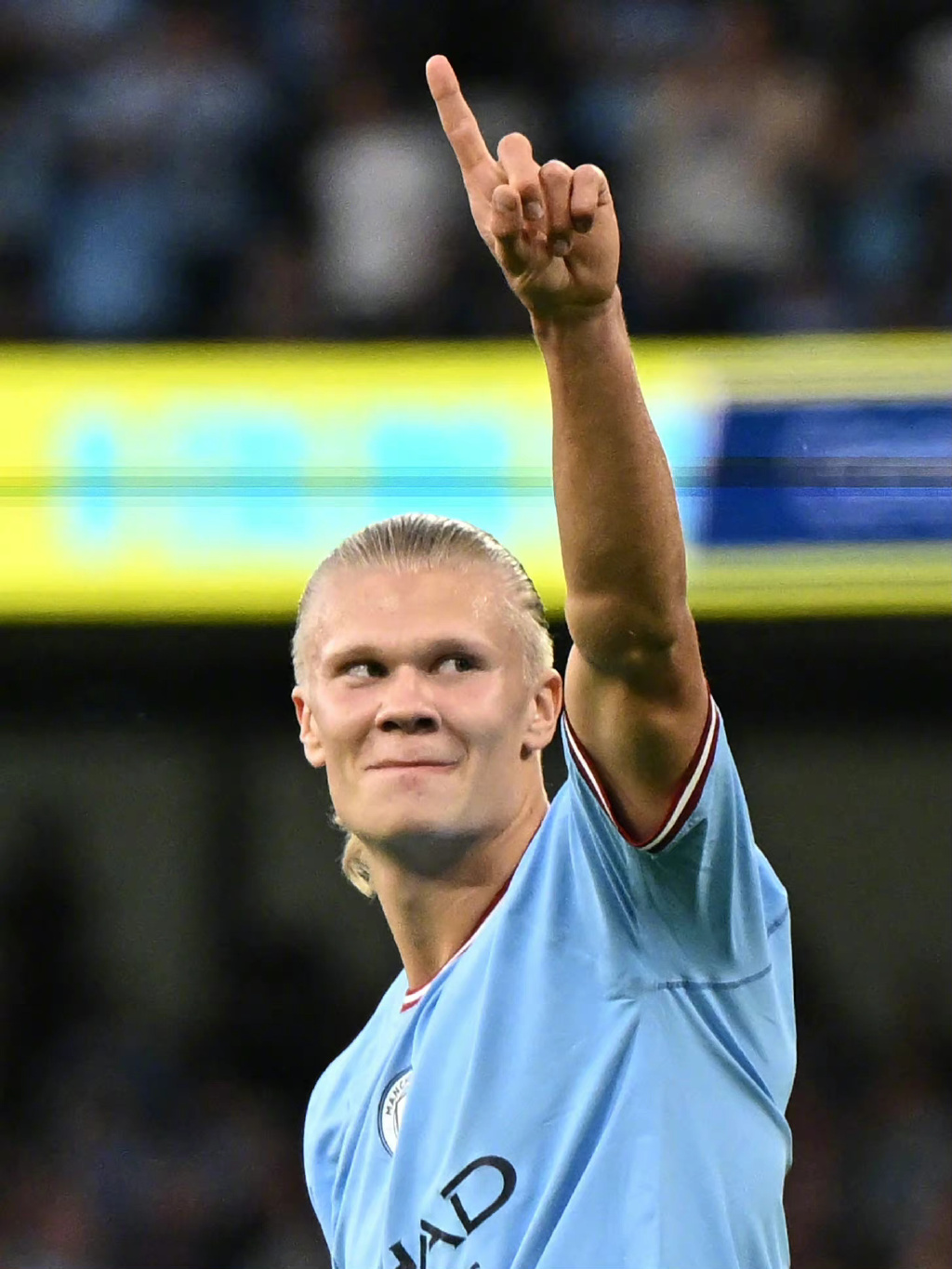 梦幻联动！T1四人组造访拜仁主场，领取印有自己名字的拜仁队服